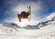 九游体育直播-罗德里戈的压制级艺术，F1新赛季揭幕战之夜的红色统治