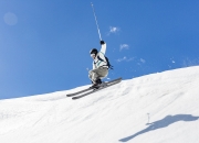 九游体育直播-赛道与球场的双重奏，F1揭幕战之夜与字母哥的统治力