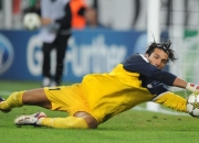 九游娱乐官方-当红白战袍遇见红蓝魂，姆巴佩生涯之夜照亮巴萨与希腊的史诗对决